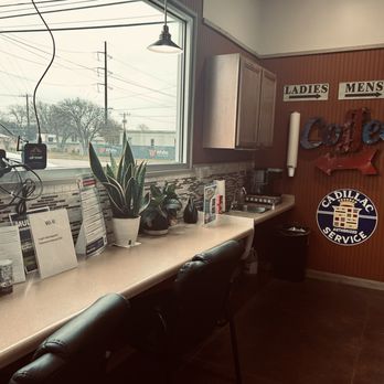 Dave's Ultimate Automotive - Waiting room - Auto Repair Near Me - Austin, Texas Dave's Ultimate Automotive - Waiting room - Auto Repair Near Me - Austin, Texas