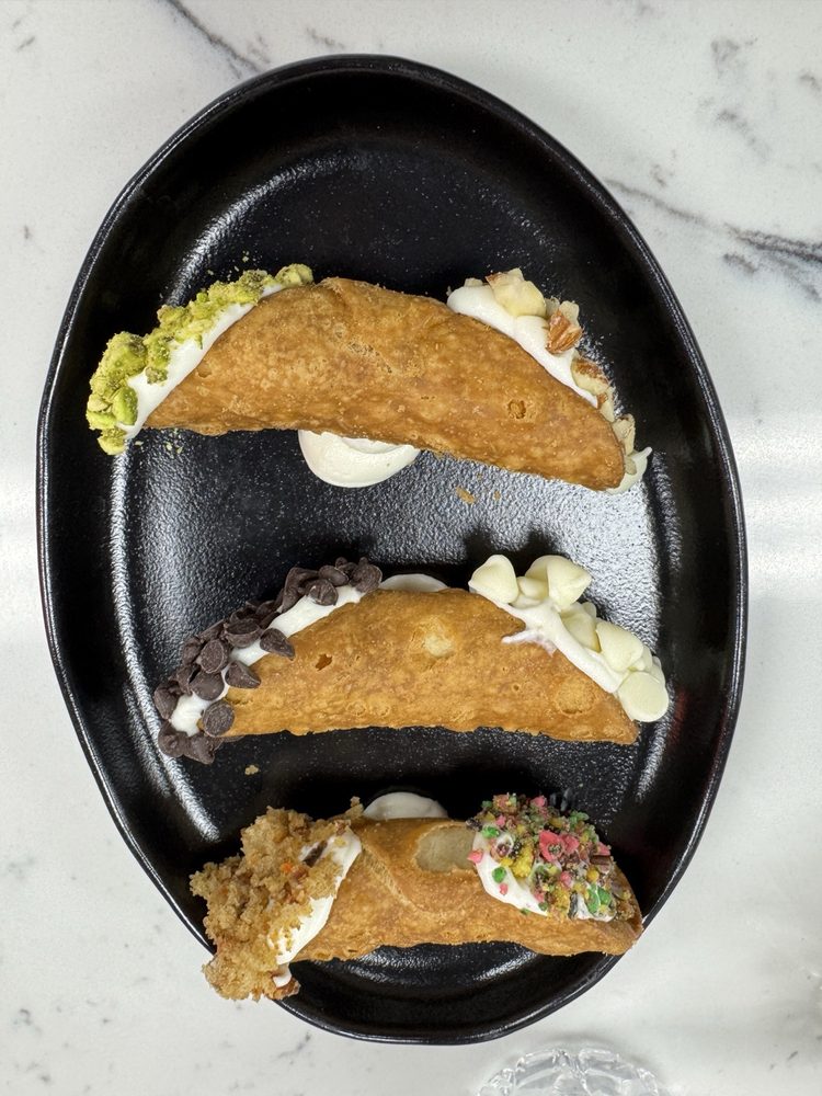 The Cannoli Shop Logo