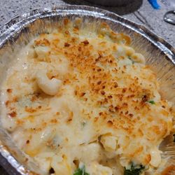 Build your own mac with Alfredo and cheddar sauce with green onions and all 3 types of stressed cheese with bread crumbs
