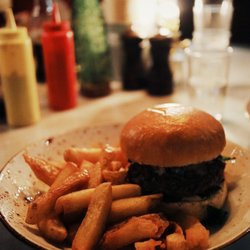 Kverneriet - Blue cheese burger og crunchy fries