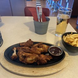 Sam Kullman's Diner - Chicken  wings waren sehr lecker  Pommes waren auch gut bbq souce war gut, Bedingung war schnell und freundlich