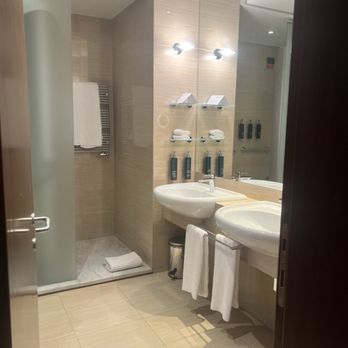 DoubleTree by Hilton Turin Lingotto - Master bath of the presidential suite - Hotels Near Me - Torino, TO