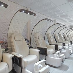The NewMe Nails