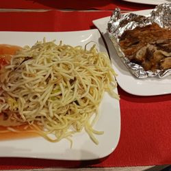 asia snack fuloi - Ente kross mit Süß-Sauer-Sauce und Nudeln / Roast duck with sweet sour sauce and noodles