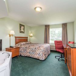 Knights Inn Bracebridge - 1 Queen Jacuzzi Suite