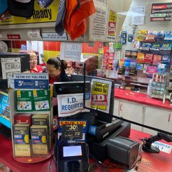 Shell - Estas personas no dejan usar el baño del local además venden mercancía rara envían a las personas para Burger King