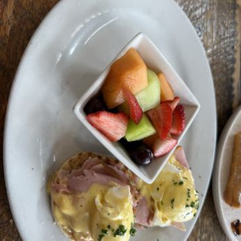 Met Her At A Bar - Classic Eggs Benedict - Cafes Near Me - Los Angeles, California