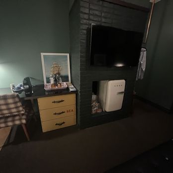 Palihotel Seattle - Desk area - Hotels Near Me - Seattle, Washington