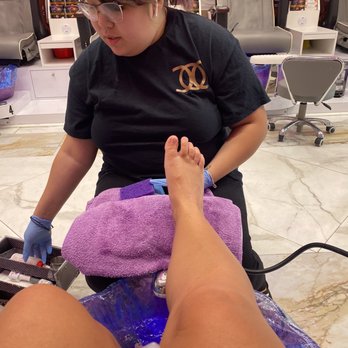 2 Cute Nail Spa - The lady watching Netflix - Nail Salons Near Me - Southaven, Mississippi 2 Cute Nail Spa - The lady watching Netflix - Nail Salons Near Me - Southaven, Mississippi