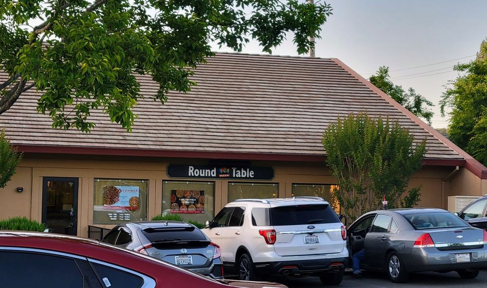 Round Table Pizza Logo