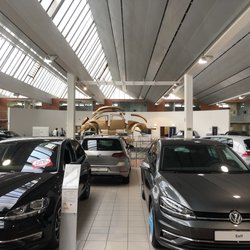 Volkswagen Zentrum - Der goldene Käfer... nette Sache.