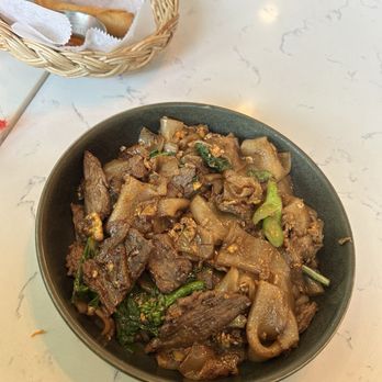 Dok Khao - Flank steak Pad Si Ew - Thai Near Me - Woodbridge, Virginia