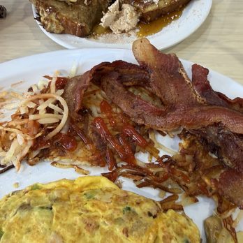 Lincoln Square Pancake House - Western omelette with added mushrooms, side of bacon, extra crispy hashbrowns, and banana bread French toast - Breakfast & Brunch Near Me - Indianapolis, Indiana Lincoln Square Pancake House - Western omelette with added mushrooms, side of bacon, extra crispy hashbrowns, and banana bread French toast - Breakfast & Brunch Near Me - Indianapolis, Indiana