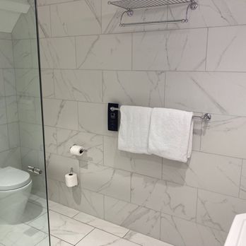 Observatory Hotel - Large bathroom - Hotels Near Me - Christchurch, CAN