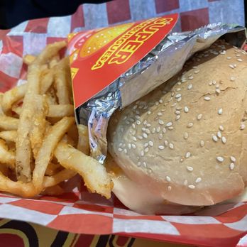 Los Quesudos De Medallo - Burger Clasic Pollo - Colombian Near Me - Miami, Florida