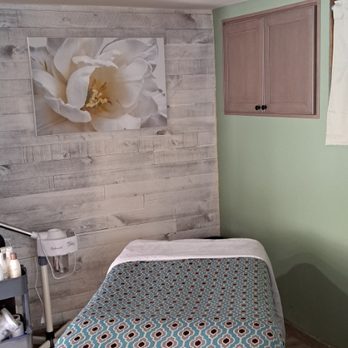 Island Breeze Massage by Saber - Massage table - Massage Therapy Near Me Island Breeze Massage by Saber - Massage table - Massage Therapy Near Me