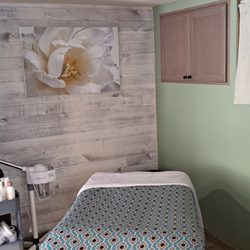 Island Breeze Massage by Saber - Massage table