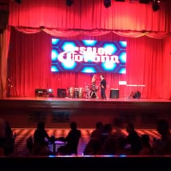 Gran Salón Corona - Escenario principal en medio de un show de tango