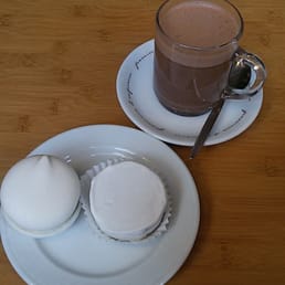 Argentinian cookie and a merengue cookie with hot chocolate.