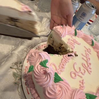Bruster's Real Ice Cream - Cutting the cake - Ice Cream & Frozen Yogurt Near Me - Golf, Florida
