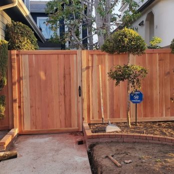 Building Construction Systems - Custom design redwood fence and gate - General Contractors Near Me - Los Angeles, California