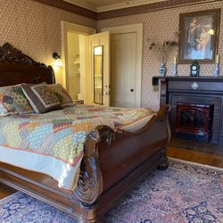 Amherst Inn - Napoleon's room features a queen bed with an electric fireplace and en-suite bathroom.