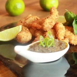 Lima Restobar - Camarones En Su. de camarões crocantes com quinoa, ensopado de feijão preto, toques de molho de pimentas e folhas frescas.