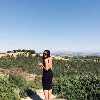Calcareous Vineyard - Enjoying a glass outside - Wine Tasting Room Near Me - Paso Robles, California Calcareous Vineyard - Enjoying a glass outside - Wine Tasting Room Near Me - Paso Robles, California