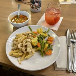 Drury Inn & Suites Marion - Included Food. Pasta and Chicken, Vegetable Soup. With Vodka Cherry Sour.