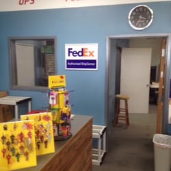 Parcel Express - Clean, great customer service and a bi-lingual associate