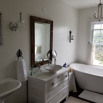 Bella Mia Bed and Breakfast - Full-sized bathroom for Black & White room and the Knobs & Keys room. - Bed & Breakfast Near Me - Spring Lake, Michigan Bella Mia Bed and Breakfast - Full-sized bathroom for Black & White room and the Knobs & Keys room. - Bed & Breakfast Near Me - Spring Lake, Michigan