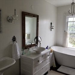 Bella Mia Bed and Breakfast - Full-sized bathroom for Black & White room and the Knobs & Keys room.