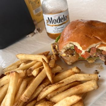 Salty’s Bar & Grill - Burger  Yum! - Desserts Near Me - Key Largo, Florida