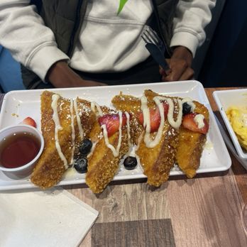 Gochas Breakfast Bar | Cascade - Gochas Krunch-tastic French toast - Wine Bars Near Me - Atlanta, Georgia
