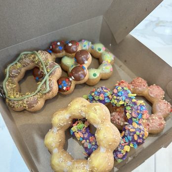 Mochi Me - mochi donuts: dubai chocolate, chocolate, honeydew, mango, ube fruity pebby, and strawberry - Donuts Near Me - Rancho Cordova, California Mochi Me - mochi donuts: dubai chocolate, chocolate, honeydew, mango, ube fruity pebby, and strawberry - Donuts Near Me - Rancho Cordova, California