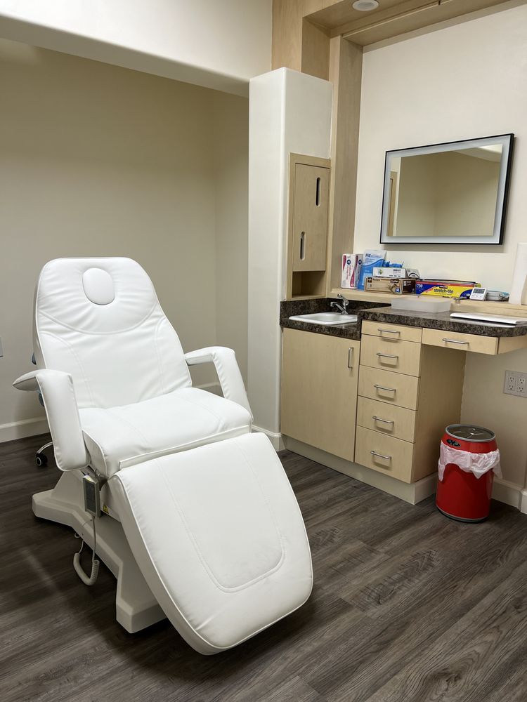 U-Young Aesthetic Center Logo