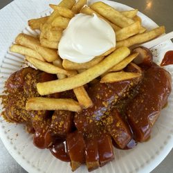 Curry24 - Der sogenannte "Sachsen Dreier". Doppelt Wurst und Pommes. Stufe 3 von 7 ...