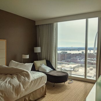 Four Seasons Hotel - Bedroom with Arch view - Hotels Near Me - Saint Louis, Missouri