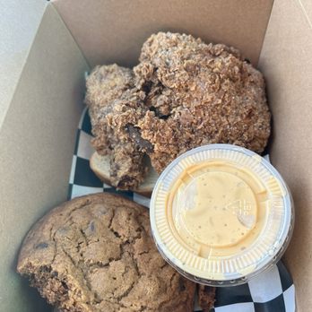 Crossroad Hot Chicken  - 2pc chicken with Mac& cheese and a cookie - Chicken Shop Near Me - Tampa, Florida