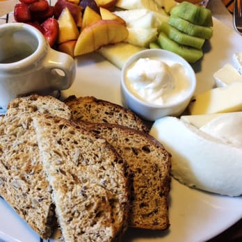 Tea Connection - Una merienda con quesos, frutas y tostadas. - Tea Rooms Near Me - Buenos Aires, C