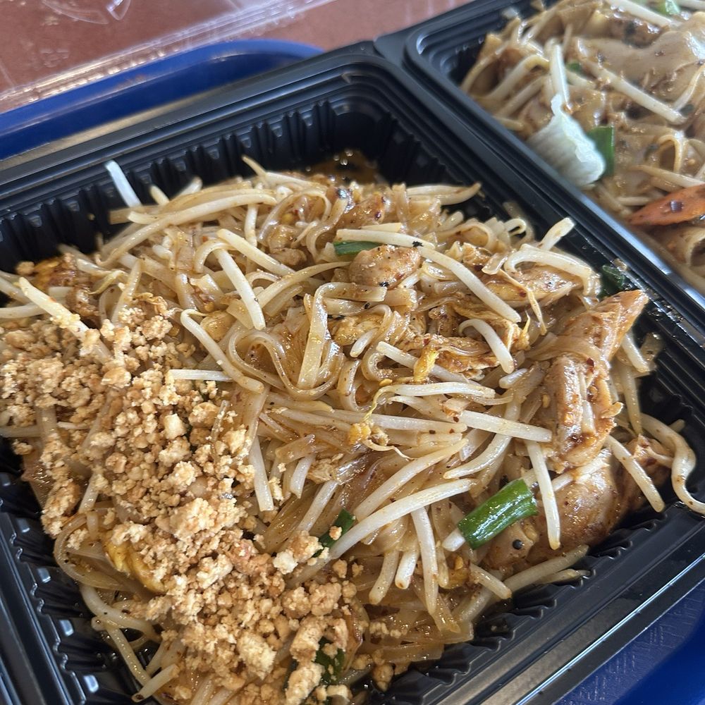 chicken Pad Thai with egg & peanuts chicken Pad Thai with egg & peanuts