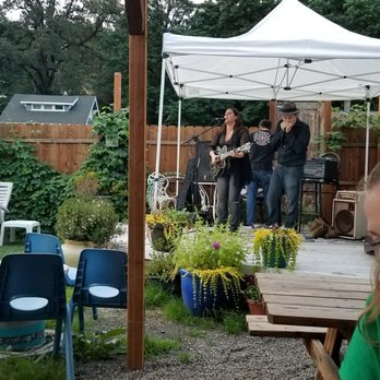 Falls View Tavern - Outdoor stage - Pubs Near Me - Oregon City, Oregon Falls View Tavern - Outdoor stage - Pubs Near Me - Oregon City, Oregon