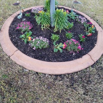 Home Pro Services - a flower bed in the front yard - Painters Near Me - Augusta, Georgia Home Pro Services - a flower bed in the front yard - Painters Near Me - Augusta, Georgia
