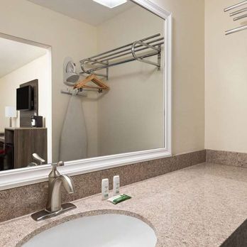Ramada by Wyndham Kingman - Guest room bath - Hotels Near Me - Kingman, Arizona Ramada by Wyndham Kingman - Guest room bath - Hotels Near Me - Kingman, Arizona