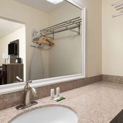 Ramada by Wyndham Kingman - Guest room bath