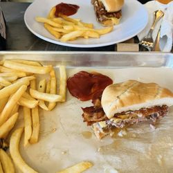 Halpatter's - Bacon burger with Gouda cheese