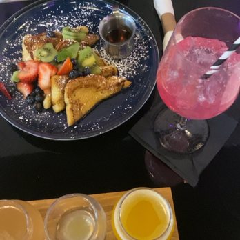 Beehive - French toast - Cocktail Bars Near Me - Dallas, Texas