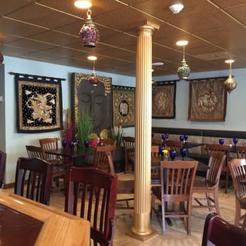 Vongs - This is about a third of the dining room. Took this photo from the corner of the full bar which has 3 flat screens. - Thai Near Me - Pittsfield, Massachusetts