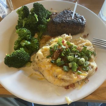 Chili's - Sirloin steak and mashed potatoes and broccoli - Bars Near Me - Yuma, Arizona Chili's - Sirloin steak and mashed potatoes and broccoli - Bars Near Me - Yuma, Arizona