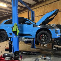 Exklusiv European Service - Porsche being serviced